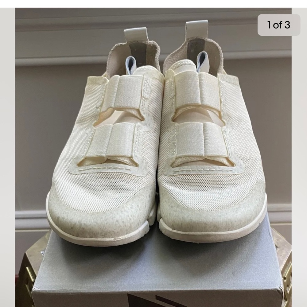 Clarks ladies Tri Swirl Sneaker  Size 6.5